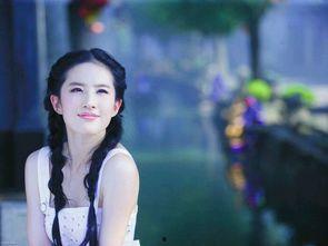 娱乐吃瓜刘亦菲,娱乐圈的瓜田，她如何成为焦点女神？